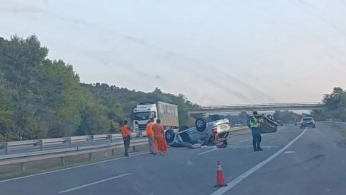 AUTOMOBILI ZAVRŠILI NA KROVU: Težak sudar na auto-putu Beograd - Niš AUTOMOBILI ZAVRŠILI NA KROVU: Težak sudar na auto-putu Beograd - Niš