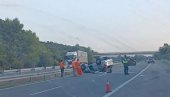 AUTOMOBILI ZAVRŠILI NA KROVU: Težak sudar na auto-putu Beograd - Niš AUTOMOBILI ZAVRŠILI NA KROVU: Težak sudar na auto-putu Beograd - Niš