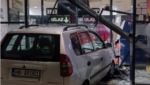 SAOBRAĆAJNA NESREĆA U IGALU: Vozilom, pijana, udarila u ulaz hipermarketa SAOBRAĆAJNA NESREĆA U IGALU: Vozilom, pijana, udarila u ulaz hipermarketa