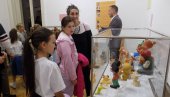 USPOMENE NA DETINJSTVO: Nesvakidašnja izložba u Zamku kulture u Vrnjačkoj Banji USPOMENE NA DETINJSTVO: Nesvakidašnja izložba u Zamku kulture u Vrnjačkoj Banji