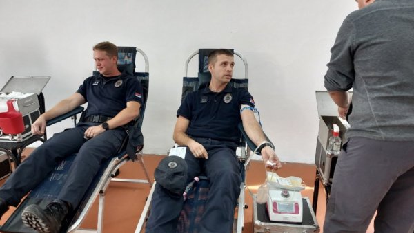 ХУМАНИ ЗАТВОРСКИ ЧУВАРИ: Запослени у Окружном затвору, њих 30, данас донирало крв ХУМАНИ ЗАТВОРСКИ ЧУВАРИ: Запослени у Окружном затвору, њих 30, данас донирало крв