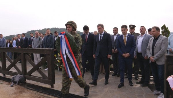 ПОЧАСТ ПАЛИМА У ПРВОМ И БОРЦИМА У РАТОВИМА ДЕВЕДЕСЕТИХ: Министар Никола Селаковић у Медвеђи положио венце, пре доделе споменица ПОЧАСТ ПАЛИМА У ПРВОМ И БОРЦИМА У РАТОВИМА ДЕВЕДЕСЕТИХ: Министар Никола Селаковић у Медвеђи положио венце, пре доделе споменица