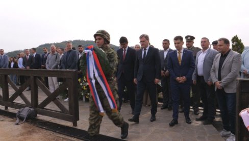 ПОЧАСТ ПАЛИМА У ПРВОМ И БОРЦИМА У РАТОВИМА ДЕВЕДЕСЕТИХ: Министар Никола Селаковић у Медвеђи положио венце, пре доделе споменица