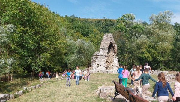 ДЕЦА У ПОСЕТИ КАЊОНУ ЦРНИЦЕ: Предшколци и основци упознају културно наслеђе Забреге (ФОТО) ДЕЦА У ПОСЕТИ КАЊОНУ ЦРНИЦЕ: Предшколци и основци упознају културно наслеђе Забреге (ФОТО)