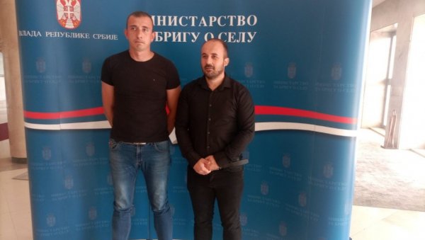 ДОДЕЉЕН УГОВОР: Још једна сомборска породица добиће дом на селу ДОДЕЉЕН УГОВОР: Још једна сомборска породица добиће дом на селу