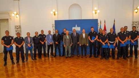 RIZIKOVALI SVOJE, DA SPASU TUĐE ŽIVOTE: Gradonačelnik Novog Sada uručio nagrade istaknutim policajcima RIZIKOVALI SVOJE, DA SPASU TUĐE ŽIVOTE: Gradonačelnik Novog Sada uručio nagrade istaknutim policajcima