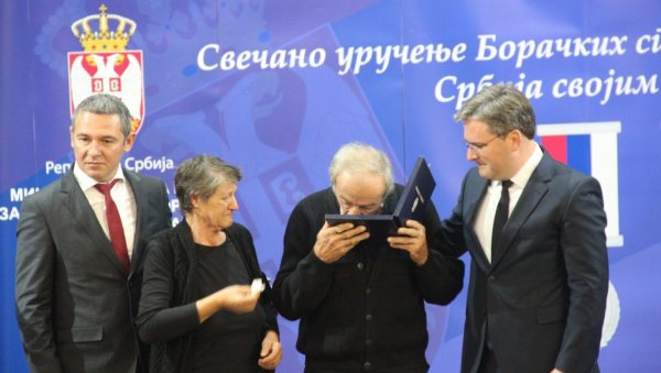 ОДЛИЧЈЕ ЗА ХЕРОЈЕ СА ПАШТРИКА И КОШАРА: Први пут у Медвеђи масовно уручена признања онима који су се борили за државу (ФОТО) ОДЛИЧЈЕ ЗА ХЕРОЈЕ СА ПАШТРИКА И КОШАРА: Први пут у Медвеђи масовно уручена признања онима који су се борили за државу (ФОТО)