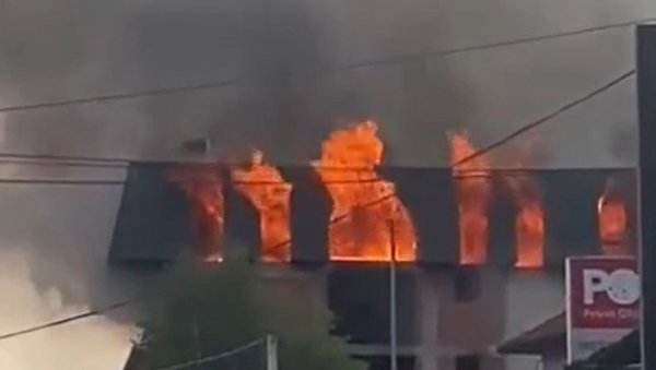СНИМАК ПОЖАРА У НОВОМ ПАЗАРУ: Драматични призору, ватра гута кров, дим куља на све стране (ВИДЕО) СНИМАК ПОЖАРА У НОВОМ ПАЗАРУ: Драматични призору, ватра гута кров, дим куља на све стране (ВИДЕО)
