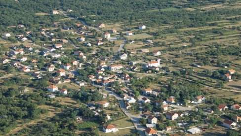 IZLIV MRŽNJE PREMA SRBIMA U POLJICI KOD ZADRA: Ćirilicu proteruju i sa groblja IZLIV MRŽNJE PREMA SRBIMA U POLJICI KOD ZADRA: Ćirilicu proteruju i sa groblja