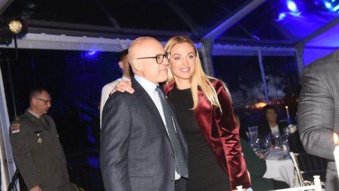 MNOGO SREĆE, USPEHA I NOVIH POBEDA: Tanasković čestitala Vučeviću izbor za mandatara (FOTO) MNOGO SREĆE, USPEHA I NOVIH POBEDA: Tanasković čestitala Vučeviću izbor za mandatara (FOTO)