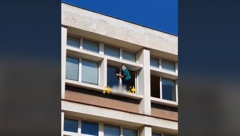 OVO JE JAKO OPASNO... Higijeničarka beogradske škole htela da opere prozor sa spoljne strane, pa ugrozila svoju bezbednost (VIDEO) OVO JE JAKO OPASNO... Higijeničarka beogradske škole htela da opere prozor sa spoljne strane, pa ugrozila svoju bezbednost (VIDEO)