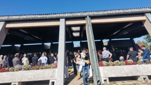 STRADAO BRANEĆI PRAVDU: Potresni prizori na sahrani ubijenog Kruševljenina, sveštenik poručio - Znate svi kakav je bio Ivan, Božiji čovek STRADAO BRANEĆI PRAVDU: Potresni prizori na sahrani ubijenog Kruševljenina, sveštenik poručio - Znate svi kakav je bio Ivan, Božiji čovek