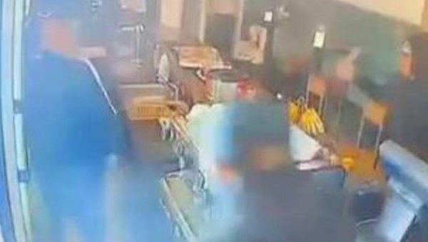 КОНОБАРА НАПАЛИ ЧЕКИЋЕМ И НОЖЕМ МАСКИРАНИ НАПАДАЧИ: Опет хорор у Сремској Митровици (ВИДЕО) КОНОБАРА НАПАЛИ ЧЕКИЋЕМ И НОЖЕМ МАСКИРАНИ НАПАДАЧИ: Опет хорор у Сремској Митровици (ВИДЕО)