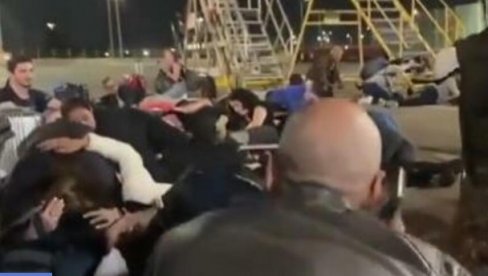DECA I LJUDI LEŽE PO PISTI DOK SIRENE NAJAVLJUJU NOVI NAPAD: Užasne scene sa aerodroma u Tel Avivu (VIDEO) DECA I LJUDI LEŽE PO PISTI DOK SIRENE NAJAVLJUJU NOVI NAPAD: Užasne scene sa aerodroma u Tel Avivu (VIDEO)
