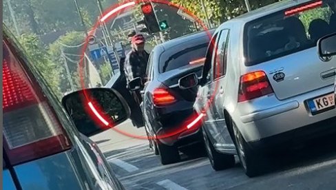 ДРАМА У КРАЉЕВУ: Изашао са чекићем, па кренуо ка мерцедесу ДРАМА У КРАЉЕВУ: Изашао са чекићем, па кренуо ка мерцедесу
