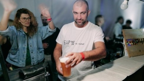 PIVO SE TOČILO U POTOCIMA: Završen festival „Novosadski oktoberfest“ PIVO SE TOČILO U POTOCIMA: Završen festival „Novosadski oktoberfest“