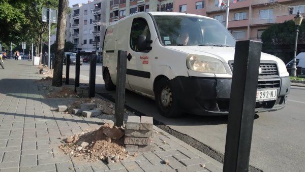 ПРОТИВ БАХАТОГ ПАРКИРАЊА: У Параћину барикадни стубићи у главној улици (ФОТО) ПРОТИВ БАХАТОГ ПАРКИРАЊА: У Параћину барикадни стубићи у главној улици (ФОТО)