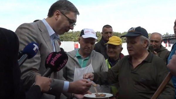 ВУЧИЋ ПРОБАО ГУЛАШ, А КРАЈИШНИЦИ ЗАПЕВАЛИ: Весело на Збору Крајишника (ФОТО/ВИДЕО) ВУЧИЋ ПРОБАО ГУЛАШ, А КРАЈИШНИЦИ ЗАПЕВАЛИ: Весело на Збору Крајишника (ФОТО/ВИДЕО)
