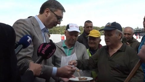 VUČIĆ PROBAO GULAŠ, A KRAJIŠNICI ZAPEVALI: Veselo na Zboru Krajišnika (FOTO/VIDEO)