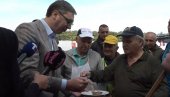 VUČIĆ PROBAO GULAŠ, A KRAJIŠNICI ZAPEVALI: Veselo na Zboru Krajišnika (FOTO/VIDEO) VUČIĆ PROBAO GULAŠ, A KRAJIŠNICI ZAPEVALI: Veselo na Zboru Krajišnika (FOTO/VIDEO)