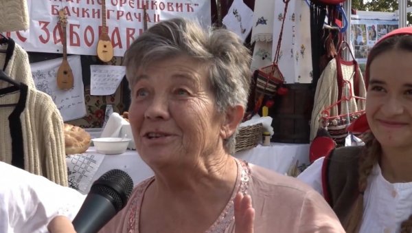 НИСАМ ХТЕЛА ДА ПУСТИМ ВУЧИЋА ДОК НИЈЕ СТАВИО ЛИЧКУ КАПУ: Ова госпођа одушевљена председником Србије (ВИДЕО) НИСАМ ХТЕЛА ДА ПУСТИМ ВУЧИЋА ДОК НИЈЕ СТАВИО ЛИЧКУ КАПУ: Ова госпођа одушевљена председником Србије (ВИДЕО)