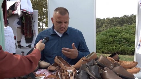 ON JE PREDSEDNIKU VUČIĆU POKLONIO OPANKE: Nisam znao koji broj nosi (VIDEO) ON JE PREDSEDNIKU VUČIĆU POKLONIO OPANKE: Nisam znao koji broj nosi (VIDEO)