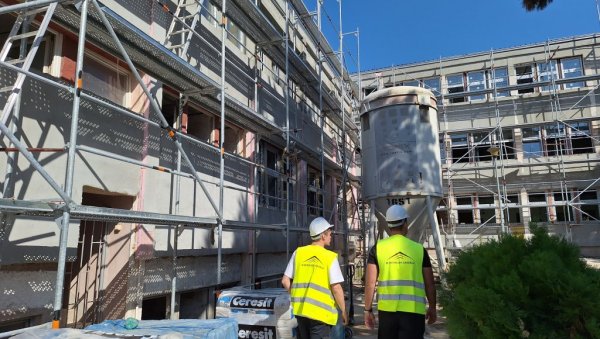 РАДОВИ ПО ПЛАНУ: После пола века реконструкција Дома здравља у Железнику (ФОТО) РАДОВИ ПО ПЛАНУ: После пола века реконструкција Дома здравља у Железнику (ФОТО)