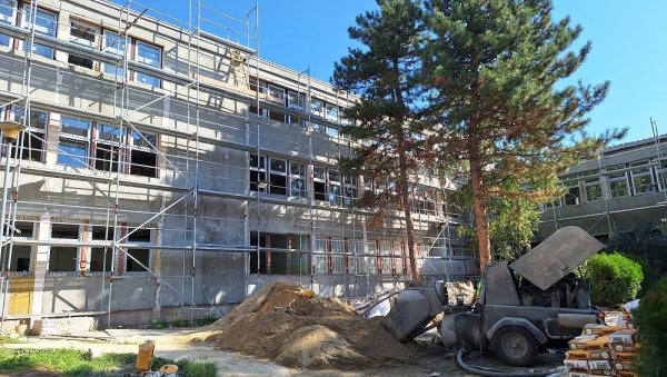 БЕЗ АМБУЛАНТЕ ДВЕ ГОДИНЕ: У Чукаричком насељу Железник грађани револтирани због кашњења радова на здравственој станици БЕЗ АМБУЛАНТЕ ДВЕ ГОДИНЕ: У Чукаричком насељу Железник грађани револтирани због кашњења радова на здравственој станици