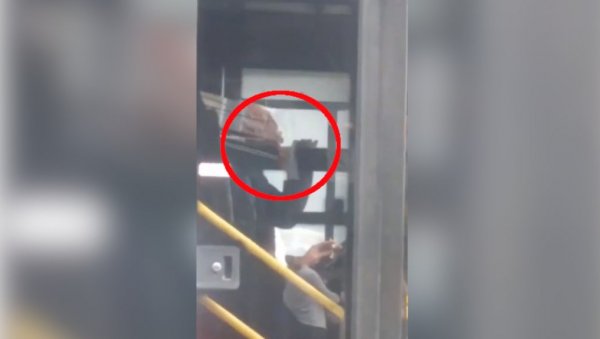 МРЕЖЕ СЕ УСИЈАЛЕ ЗБОГ ВОЗАЧА ГСП-а: Сви гледају да ли је потегао ракију из флашице? (ВИДЕО) МРЕЖЕ СЕ УСИЈАЛЕ ЗБОГ ВОЗАЧА ГСП-а: Сви гледају да ли је потегао ракију из флашице? (ВИДЕО)