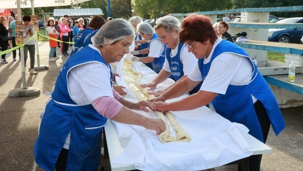 ЗРЕЊАНИНКА НАПРАВИЛА НАЈБОЉУ КРОМПИРУШУ: У Новим Козарцима код Кикинде одржана „Питијада“ (ФОТО) ЗРЕЊАНИНКА НАПРАВИЛА НАЈБОЉУ КРОМПИРУШУ: У Новим Козарцима код Кикинде одржана „Питијада“ (ФОТО)