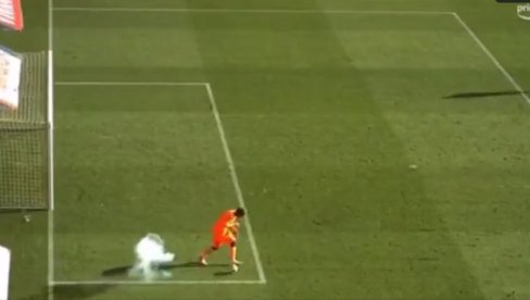 UŽAS: Elitna liga, a navijači samo što nisu osakatili golmana - hitno prebačen u bolnicu (VIDEO) UŽAS: Elitna liga, a navijači samo što nisu osakatili golmana - hitno prebačen u bolnicu (VIDEO)