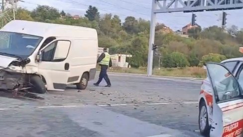 DELOVI VOZILA RASUTI PO PUTU: Saobraćajna nesreća kod Ledina (VIDEO) DELOVI VOZILA RASUTI PO PUTU: Saobraćajna nesreća kod Ledina (VIDEO)