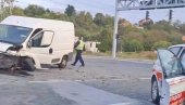 DELOVI VOZILA RASUTI PO PUTU: Saobraćajna nesreća kod Ledina (VIDEO) DELOVI VOZILA RASUTI PO PUTU: Saobraćajna nesreća kod Ledina (VIDEO)