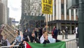 СУКОБ У БЛИЗИНИ СЕДИШТА УН: Окупили се пропалестински и произраелски демонстранти у Њујорку СУКОБ У БЛИЗИНИ СЕДИШТА УН: Окупили се пропалестински и произраелски демонстранти у Њујорку
