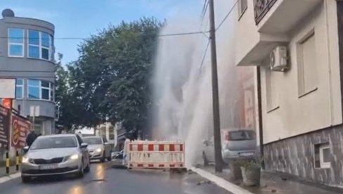 VODA NA SVE STRANE: Pukla cev u Beogradu, gejzir visok skoro četiri sprata (VIDEO)