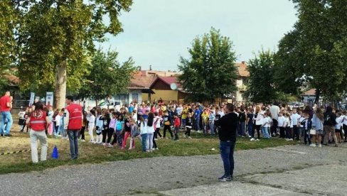 „TRKA ZA SREĆNIJE DETINJSTVO“: Na stazi 500 đaka iz paraćinske OŠ „Momčilo Popović“ (FOTO) „TRKA ZA SREĆNIJE DETINJSTVO“: Na stazi 500 đaka iz paraćinske OŠ „Momčilo Popović“ (FOTO)