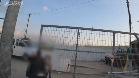 UZNEMIRUJUĆI SNIMCI IZ POJASA GAZE: Pripadnici Hamasa hvataju taoce na granici sa Izraelom (VIDEO) UZNEMIRUJUĆI SNIMCI IZ POJASA GAZE: Pripadnici Hamasa hvataju taoce na granici sa Izraelom (VIDEO)