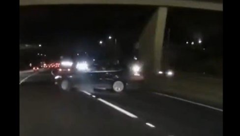 DIVLJANJE BEZ GRANICA: Šokantan snimak sa auto-puta u Engleskoj (VIDEO) DIVLJANJE BEZ GRANICA: Šokantan snimak sa auto-puta u Engleskoj (VIDEO)