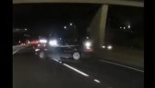 DIVLJANJE BEZ GRANICA: Šokantan snimak sa auto-puta u Engleskoj (VIDEO) DIVLJANJE BEZ GRANICA: Šokantan snimak sa auto-puta u Engleskoj (VIDEO)