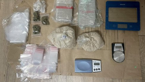 NOVOSADSKA POLICIJA ZAPELNILA DVA KILOGRAMA HEROINA: Crnogorska državljanka i Bačkopalančanka osumnjičene za trgovinu narkoticima NOVOSADSKA POLICIJA ZAPELNILA DVA KILOGRAMA HEROINA: Crnogorska državljanka i Bačkopalančanka osumnjičene za trgovinu narkoticima