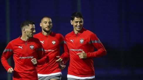 A PORED TERENA - ONI: Evo ko je sa lica mesta pratio prvi trening fudbalera Srbije pred mečeve odluke u kvalifikacijama za EURO 2024 (FOTO) A PORED TERENA - ONI: Evo ko je sa lica mesta pratio prvi trening fudbalera Srbije pred mečeve odluke u kvalifikacijama za EURO 2024 (FOTO)
