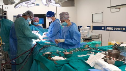 ZA DAN POPRAVILI SRCA 10 PACIJENATA: Operisali srčane i aortne zaliske, urođene mane, ugrađivali bajpas ZA DAN POPRAVILI SRCA 10 PACIJENATA: Operisali srčane i aortne zaliske, urođene mane, ugrađivali bajpas