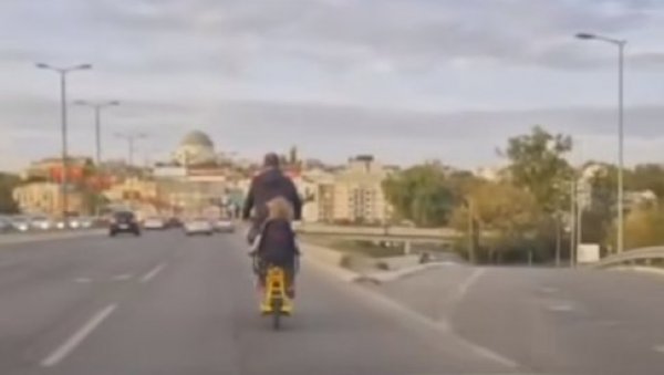 БЕОГРАЂАНИ ОСТАЛИ У ШОКУ: Мушкарац ставио дете у седиште, па заобишао колону аутомобила (ФОТО) БЕОГРАЂАНИ ОСТАЛИ У ШОКУ: Мушкарац ставио дете у седиште, па заобишао колону аутомобила (ФОТО)