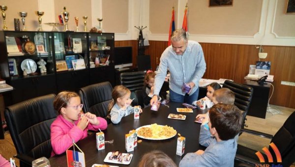 ДРУЖЕЊЕ СА НАЈМЛАЂИМА: Председник општине Сечањ угостио прваке (ФОТО) ДРУЖЕЊЕ СА НАЈМЛАЂИМА: Председник општине Сечањ угостио прваке (ФОТО)