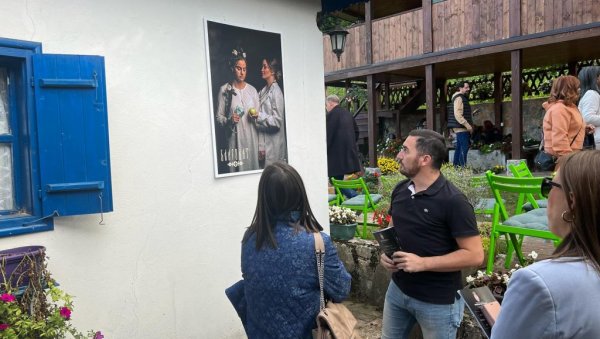 ИЗЛОЖБА КУД „СПАСОВДАНСКИ ВЕЗ“: За посетиоце етно-парка у Злакуси до 15. октобра (ФОТО) ИЗЛОЖБА КУД „СПАСОВДАНСКИ ВЕЗ“: За посетиоце етно-парка у Злакуси до 15. октобра (ФОТО)