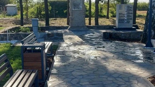 ШЕСТ МЕСЕЦИ ОД СТРАВИЧНОГ МАСАКРА У МАЛОМ ОРАШЈУ И ДУБОНИ: Помен убијеним младићима на месту страдања ШЕСТ МЕСЕЦИ ОД СТРАВИЧНОГ МАСАКРА У МАЛОМ ОРАШЈУ И ДУБОНИ: Помен убијеним младићима на месту страдања