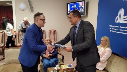 NASTAVLJENA PODRŠKA POKRAJINE MLADIM DOKTORIMA NAUKA: Ugovori o uručeni dvojici istoričara NASTAVLJENA PODRŠKA POKRAJINE MLADIM DOKTORIMA NAUKA: Ugovori o uručeni dvojici istoričara