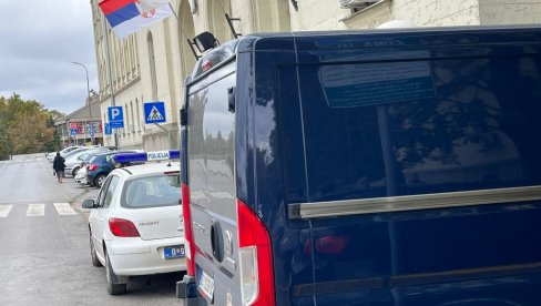 ПОТЕГАО ПИШТОЉ НА ПОЛИЦАЈЦЕ: У Зрењанину ухапшен мушкарац за којим је рсаписана потерница ПОТЕГАО ПИШТОЉ НА ПОЛИЦАЈЦЕ: У Зрењанину ухапшен мушкарац за којим је рсаписана потерница