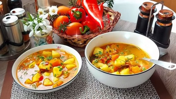 ВОЈВОЂАНСКИ КРОМПИР ПАПРИКАШ СА КОБАСИЦАМА И КНЕДЛАМА: Старински ручак на кашику за читаву породицу (ВИДЕО) ВОЈВОЂАНСКИ КРОМПИР ПАПРИКАШ СА КОБАСИЦАМА И КНЕДЛАМА: Старински ручак на кашику за читаву породицу (ВИДЕО)