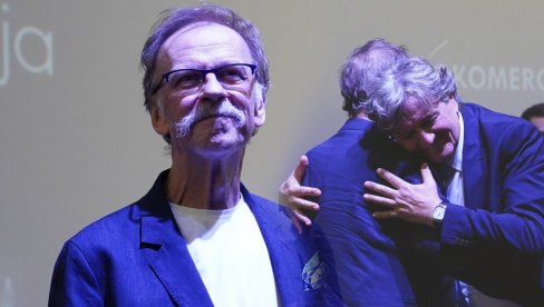LAUŠ PRVI PUT U JAVNOSTI PO IZLASKU IZ BOLNICE: Emotivni zagrljaj i gromoglasni aplauz na premijeri Heroja Halijarda LAUŠ PRVI PUT U JAVNOSTI PO IZLASKU IZ BOLNICE: Emotivni zagrljaj i gromoglasni aplauz na premijeri Heroja Halijarda